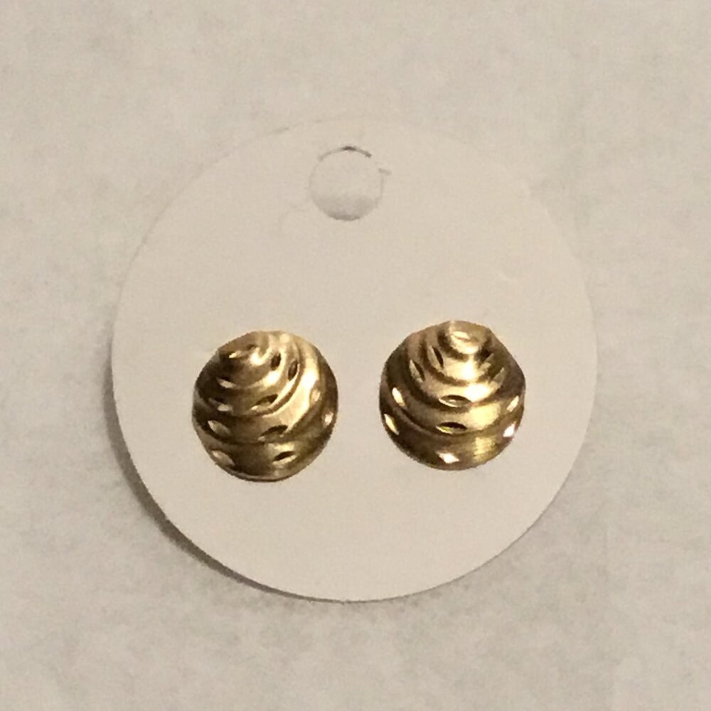 Very lovely 14K gold shell like etched stud earrings